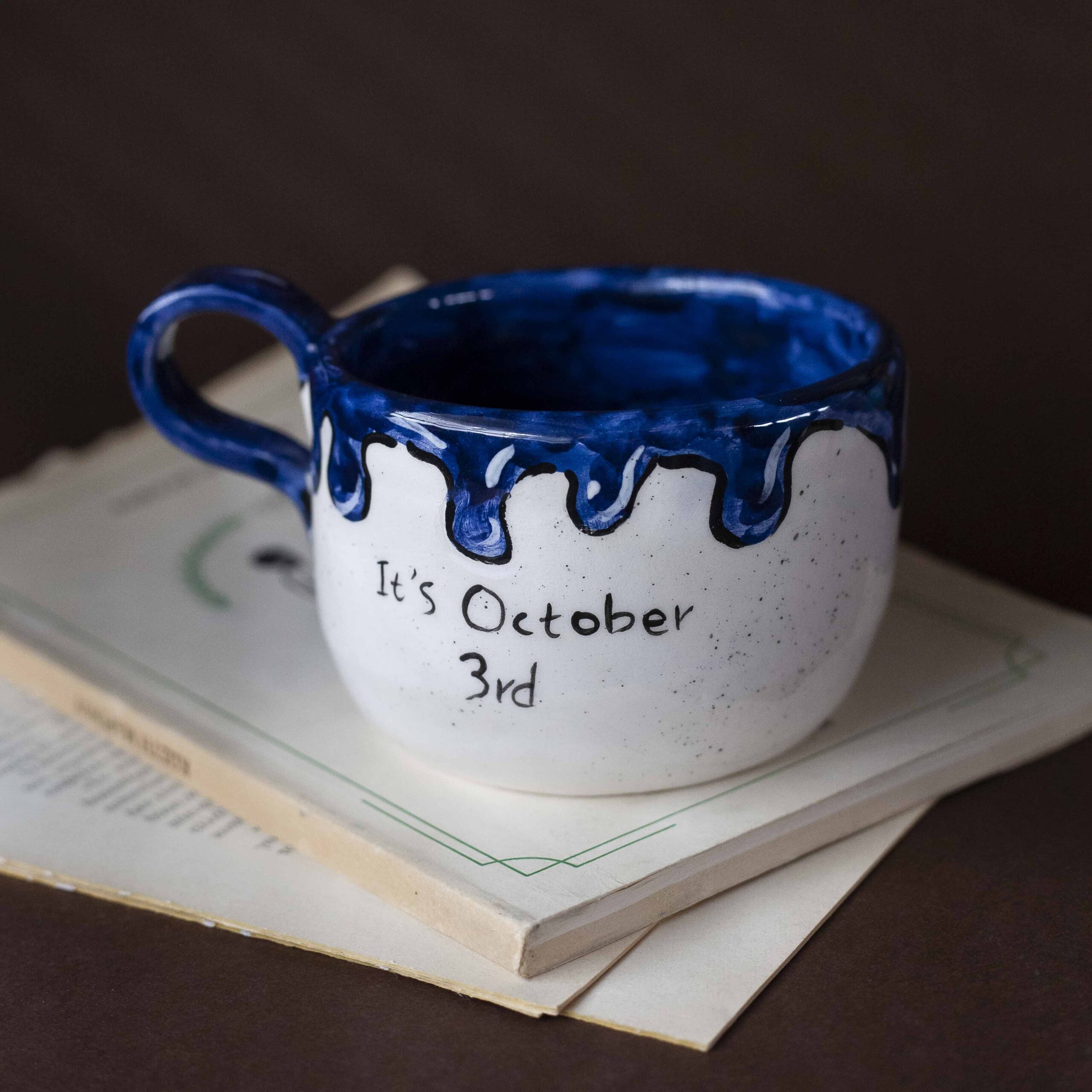 Χειροποίητη κεραμική κούπα με iconic φράσεις και funky σχέδια, γεμάτη χρώμα και προσωπικότητα. Κάθε κούπα είναι πλασμένη και ζωγραφισμένη στο χέρι, συνδυάζοντας χιούμορ, θετική ενέργεια και καλλιτεχνικό ύφος. Μοναδικά μοτίβα, έντονες αποχρώσεις και ιδιαίτερη αισθητική που κάνουν κάθε κομμάτι να ξεχωρίζει — ιδανική για όσους θέλουν η πρωινή τους ρουτίνα να έχει στυλ και χαρακτήρα. Handmade ceramic mug featuring iconic quotes and funky, colorful designs full of personality. Each mug is hand-shaped and hand-painted, blending humor, positive vibes, and artistic style. Unique patterns, bold colors, and creative details make every piece stand out — perfect for anyone who wants their coffee ritual to be as expressive and stylish as they are.