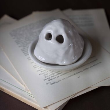 Χειροποίητο κεραμικό φαντασματάκι-θυμιατοθήκη για κώνο, όπου ο καπνός βγαίνει από τα μάτια δημιουργώντας μια ατμόσφαιρα μυστηρίου και γλύκας. Ζωγραφισμένο στο χέρι με παιχνιδιάρικα χαρακτηριστικά, συνδυάζει spooky και cute αισθητική. Handmade ceramic ghost incense holder for cones, where the smoke gently flows through its eyes, creating a whimsical, mystical vibe. Hand-painted with playful details, blending spooky and cute aesthetics.