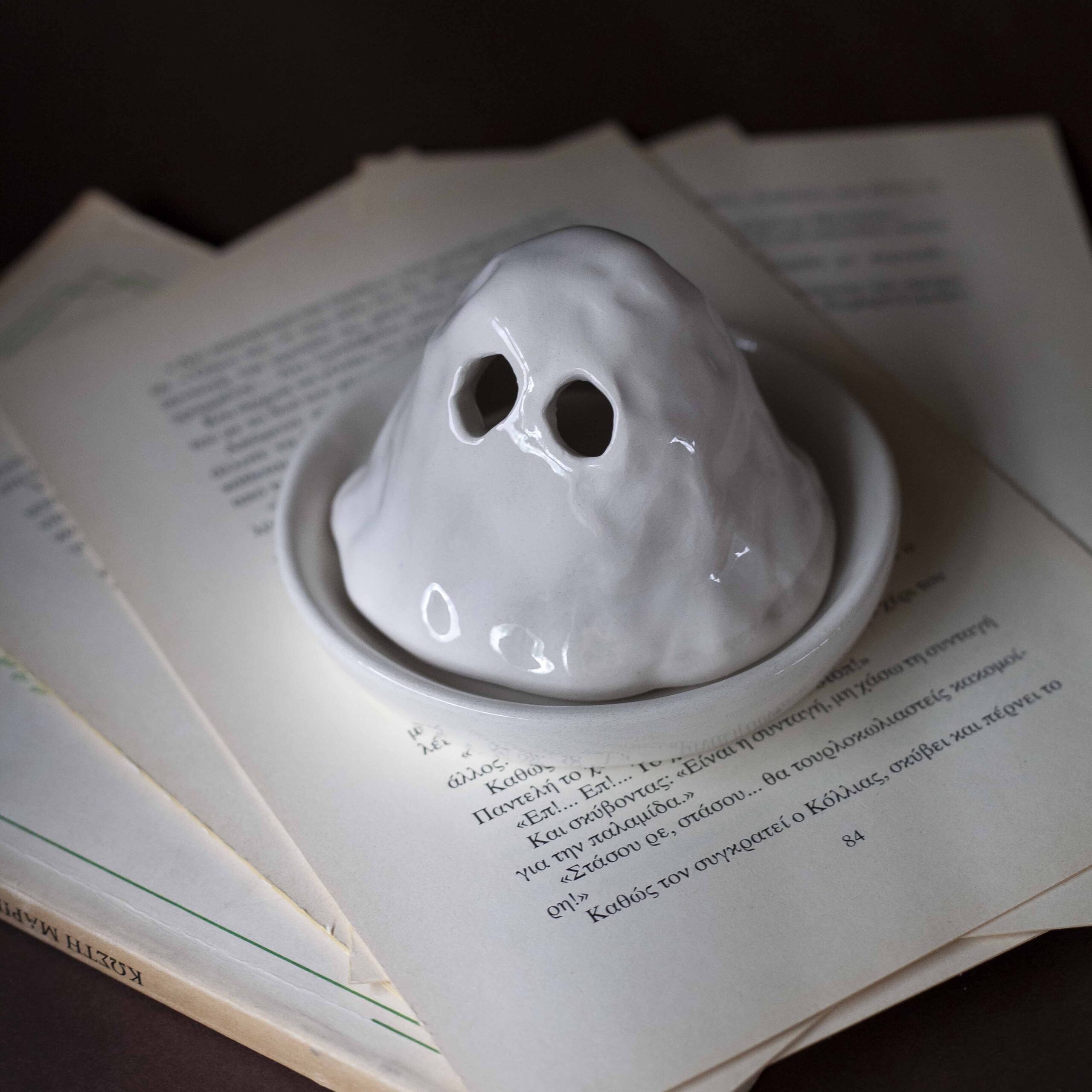 Χειροποίητο κεραμικό φαντασματάκι-θυμιατοθήκη για κώνο, όπου ο καπνός βγαίνει από τα μάτια δημιουργώντας μια ατμόσφαιρα μυστηρίου και γλύκας. Ζωγραφισμένο στο χέρι με παιχνιδιάρικα χαρακτηριστικά, συνδυάζει spooky και cute αισθητική. Handmade ceramic ghost incense holder for cones, where the smoke gently flows through its eyes, creating a whimsical, mystical vibe. Hand-painted with playful details, blending spooky and cute aesthetics.