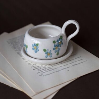 Χειροποίητα κεραμικά εσπρέσο κουπάκια με πιατάκι, διακοσμημένα με ζωγραφιστά φρουτάκια — πορτοκάλια, λεμόνια και αχλάδια — ανάμεσα σε μικρά λουλουδάκια. Οι δίχρωμοι συνδυασμοί και οι λεπτομέρειες στο χέρι χαρίζουν παιχνιδιάρικη και ζωντανή αισθητική. Κάθε σετ είναι μοναδικό, πλασμένο και ζωγραφισμένο στο χέρι, ιδανικό για να προσθέσει χρώμα και τέχνη σε κάθε στιγμή καφέ. Handmade ceramic espresso cup and saucer set, decorated with hand-painted fruits — oranges, lemons, and pears — surrounded by small flowers. The two-tone color combinations and fine hand-painted details give a lively, playful feel. Each set is one of a kind, crafted and painted by hand, perfect for adding a splash of color and artistry to your coffee moments.