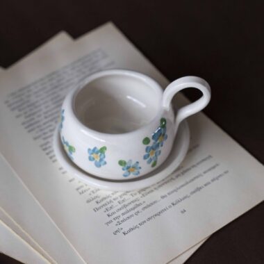 Χειροποίητα κεραμικά εσπρέσο κουπάκια με πιατάκι, διακοσμημένα με ζωγραφιστά φρουτάκια — πορτοκάλια, λεμόνια και αχλάδια — ανάμεσα σε μικρά λουλουδάκια. Οι δίχρωμοι συνδυασμοί και οι λεπτομέρειες στο χέρι χαρίζουν παιχνιδιάρικη και ζωντανή αισθητική. Κάθε σετ είναι μοναδικό, πλασμένο και ζωγραφισμένο στο χέρι, ιδανικό για να προσθέσει χρώμα και τέχνη σε κάθε στιγμή καφέ. Handmade ceramic espresso cup and saucer set, decorated with hand-painted fruits — oranges, lemons, and pears — surrounded by small flowers. The two-tone color combinations and fine hand-painted details give a lively, playful feel. Each set is one of a kind, crafted and painted by hand, perfect for adding a splash of color and artistry to your coffee moments.