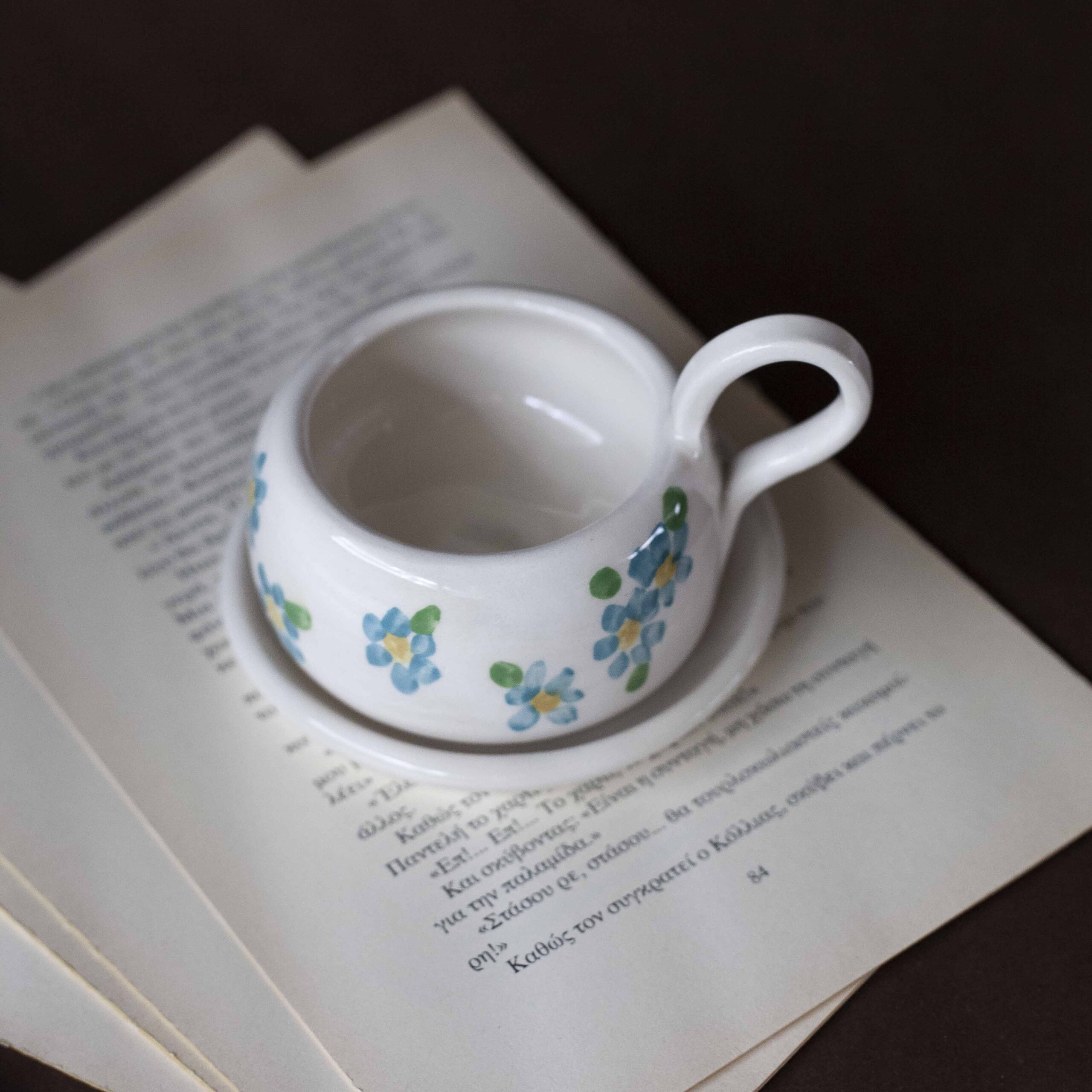 Χειροποίητα κεραμικά εσπρέσο κουπάκια με πιατάκι, διακοσμημένα με ζωγραφιστά φρουτάκια — πορτοκάλια, λεμόνια και αχλάδια — ανάμεσα σε μικρά λουλουδάκια. Οι δίχρωμοι συνδυασμοί και οι λεπτομέρειες στο χέρι χαρίζουν παιχνιδιάρικη και ζωντανή αισθητική. Κάθε σετ είναι μοναδικό, πλασμένο και ζωγραφισμένο στο χέρι, ιδανικό για να προσθέσει χρώμα και τέχνη σε κάθε στιγμή καφέ. Handmade ceramic espresso cup and saucer set, decorated with hand-painted fruits — oranges, lemons, and pears — surrounded by small flowers. The two-tone color combinations and fine hand-painted details give a lively, playful feel. Each set is one of a kind, crafted and painted by hand, perfect for adding a splash of color and artistry to your coffee moments.