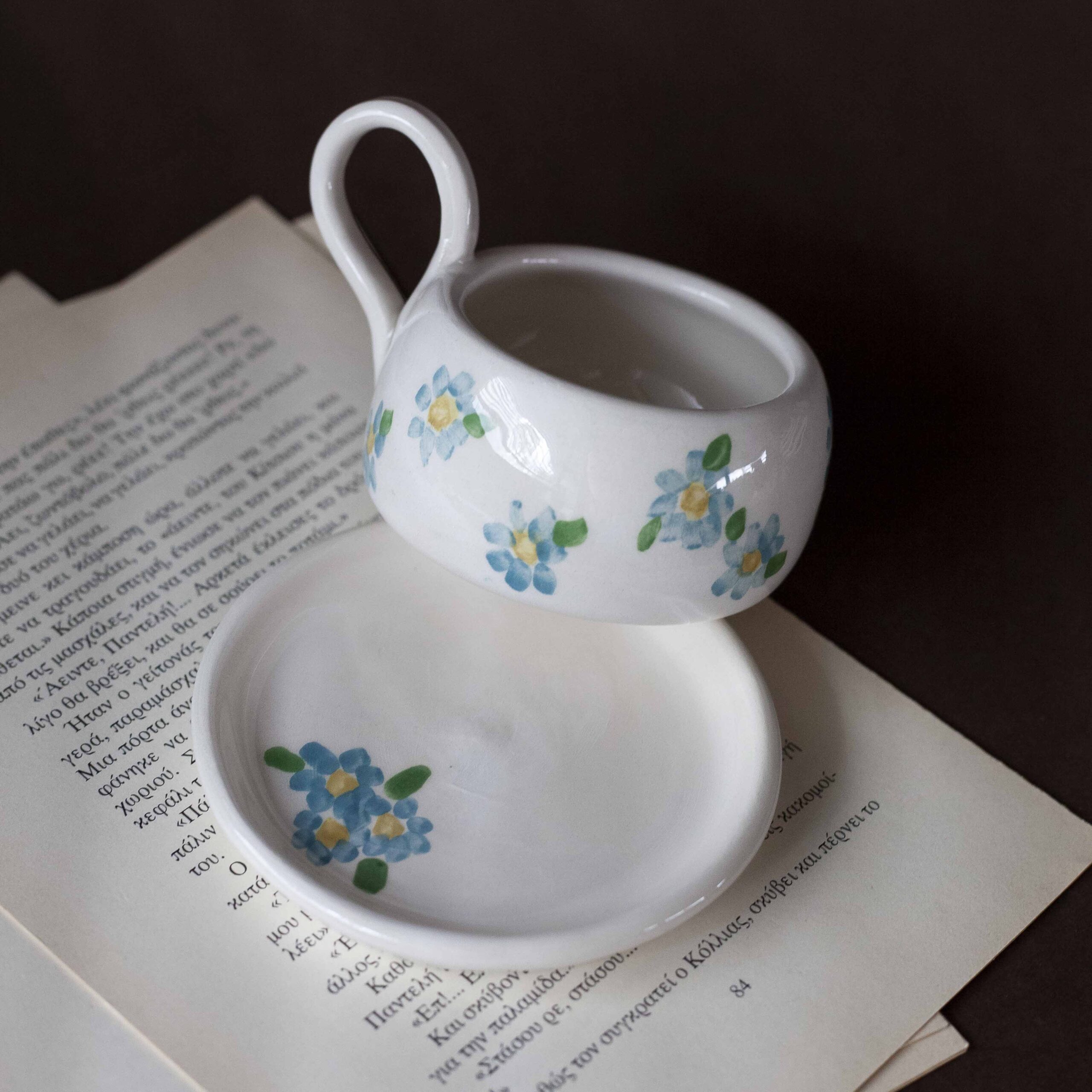 Χειροποίητα κεραμικά εσπρέσο κουπάκια με πιατάκι, διακοσμημένα με ζωγραφιστά φρουτάκια — πορτοκάλια, λεμόνια και αχλάδια — ανάμεσα σε μικρά λουλουδάκια. Οι δίχρωμοι συνδυασμοί και οι λεπτομέρειες στο χέρι χαρίζουν παιχνιδιάρικη και ζωντανή αισθητική. Κάθε σετ είναι μοναδικό, πλασμένο και ζωγραφισμένο στο χέρι, ιδανικό για να προσθέσει χρώμα και τέχνη σε κάθε στιγμή καφέ. Handmade ceramic espresso cup and saucer set, decorated with hand-painted fruits — oranges, lemons, and pears — surrounded by small flowers. The two-tone color combinations and fine hand-painted details give a lively, playful feel. Each set is one of a kind, crafted and painted by hand, perfect for adding a splash of color and artistry to your coffee moments.