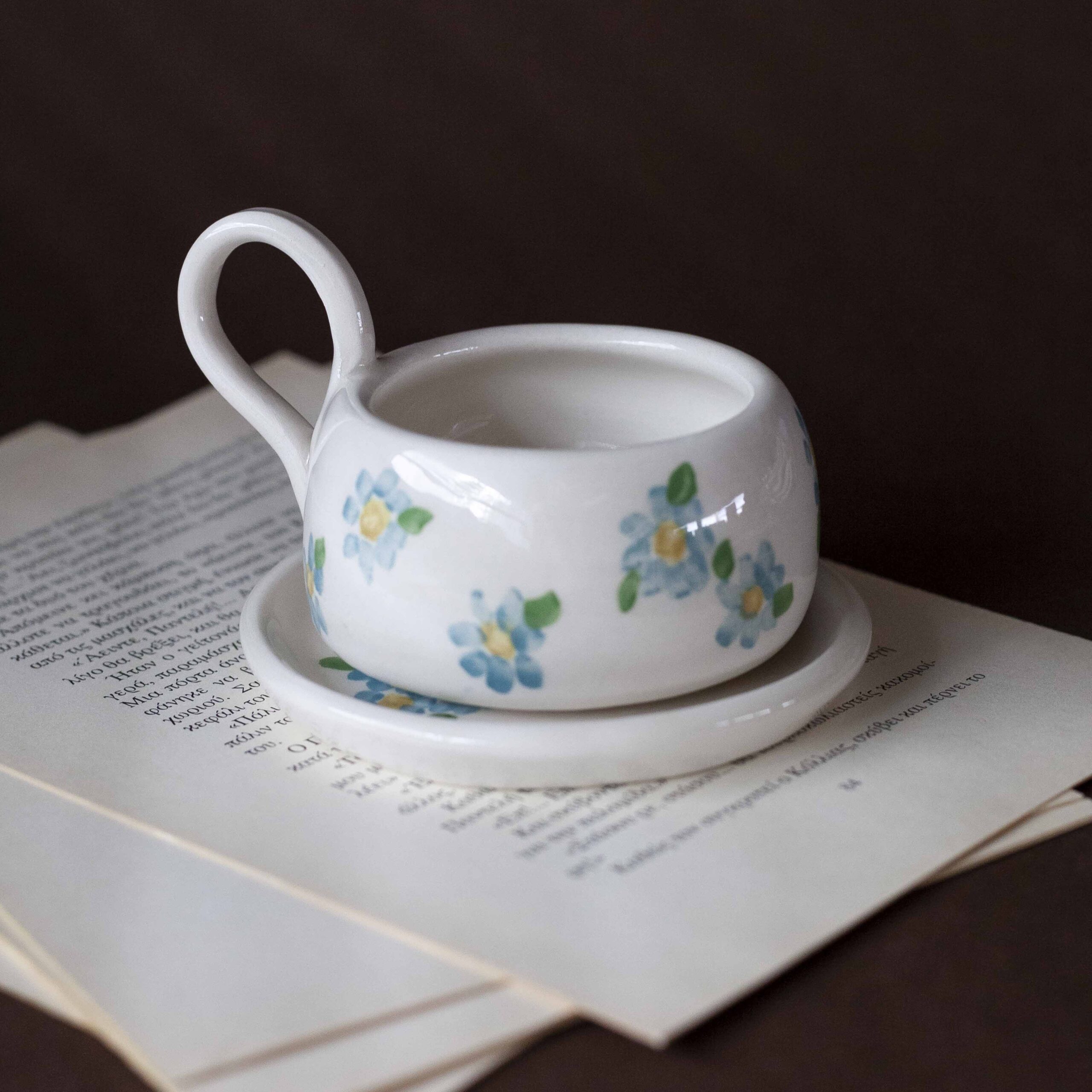 Χειροποίητα κεραμικά εσπρέσο κουπάκια με πιατάκι, διακοσμημένα με ζωγραφιστά φρουτάκια — πορτοκάλια, λεμόνια και αχλάδια — ανάμεσα σε μικρά λουλουδάκια. Οι δίχρωμοι συνδυασμοί και οι λεπτομέρειες στο χέρι χαρίζουν παιχνιδιάρικη και ζωντανή αισθητική. Κάθε σετ είναι μοναδικό, πλασμένο και ζωγραφισμένο στο χέρι, ιδανικό για να προσθέσει χρώμα και τέχνη σε κάθε στιγμή καφέ. Handmade ceramic espresso cup and saucer set, decorated with hand-painted fruits — oranges, lemons, and pears — surrounded by small flowers. The two-tone color combinations and fine hand-painted details give a lively, playful feel. Each set is one of a kind, crafted and painted by hand, perfect for adding a splash of color and artistry to your coffee moments.