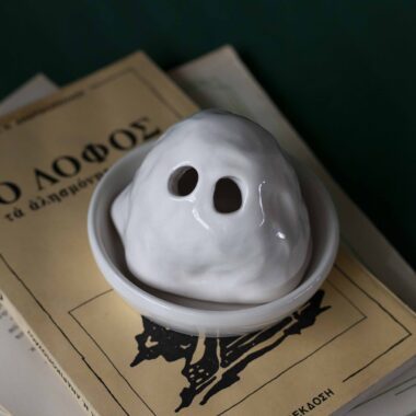 Χειροποίητο κεραμικό φαντασματάκι-θυμιατοθήκη για κώνο, όπου ο καπνός βγαίνει από τα μάτια δημιουργώντας μια ατμόσφαιρα μυστηρίου και γλύκας. Ζωγραφισμένο στο χέρι με παιχνιδιάρικα χαρακτηριστικά, συνδυάζει spooky και cute αισθητική. Handmade ceramic ghost incense holder for cones, where the smoke gently flows through its eyes, creating a whimsical, mystical vibe. Hand-painted with playful details, blending spooky and cute aesthetics.