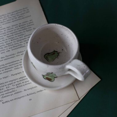 Χειροποίητα κεραμικά εσπρέσο κουπάκια με πιατάκι, διακοσμημένα με ζωγραφιστά φρουτάκια — πορτοκάλια, λεμόνια και αχλάδια — ανάμεσα σε μικρά λουλουδάκια. Οι δίχρωμοι συνδυασμοί και οι λεπτομέρειες στο χέρι χαρίζουν παιχνιδιάρικη και ζωντανή αισθητική. Κάθε σετ είναι μοναδικό, πλασμένο και ζωγραφισμένο στο χέρι, ιδανικό για να προσθέσει χρώμα και τέχνη σε κάθε στιγμή καφέ. Handmade ceramic espresso cup and saucer set, decorated with hand-painted fruits — oranges, lemons, and pears — surrounded by small flowers. The two-tone color combinations and fine hand-painted details give a lively, playful feel. Each set is one of a kind, crafted and painted by hand, perfect for adding a splash of color and artistry to your coffee moments.