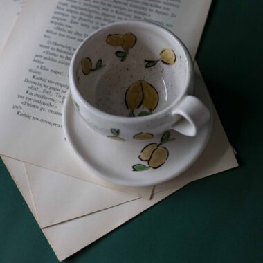 Χειροποίητα κεραμικά εσπρέσο κουπάκια με πιατάκι, διακοσμημένα με ζωγραφιστά φρουτάκια — πορτοκάλια, λεμόνια και αχλάδια — ανάμεσα σε μικρά λουλουδάκια. Οι δίχρωμοι συνδυασμοί και οι λεπτομέρειες στο χέρι χαρίζουν παιχνιδιάρικη και ζωντανή αισθητική. Κάθε σετ είναι μοναδικό, πλασμένο και ζωγραφισμένο στο χέρι, ιδανικό για να προσθέσει χρώμα και τέχνη σε κάθε στιγμή καφέ. Handmade ceramic espresso cup and saucer set, decorated with hand-painted fruits — oranges, lemons, and pears — surrounded by small flowers. The two-tone color combinations and fine hand-painted details give a lively, playful feel. Each set is one of a kind, crafted and painted by hand, perfect for adding a splash of color and artistry to your coffee moments.