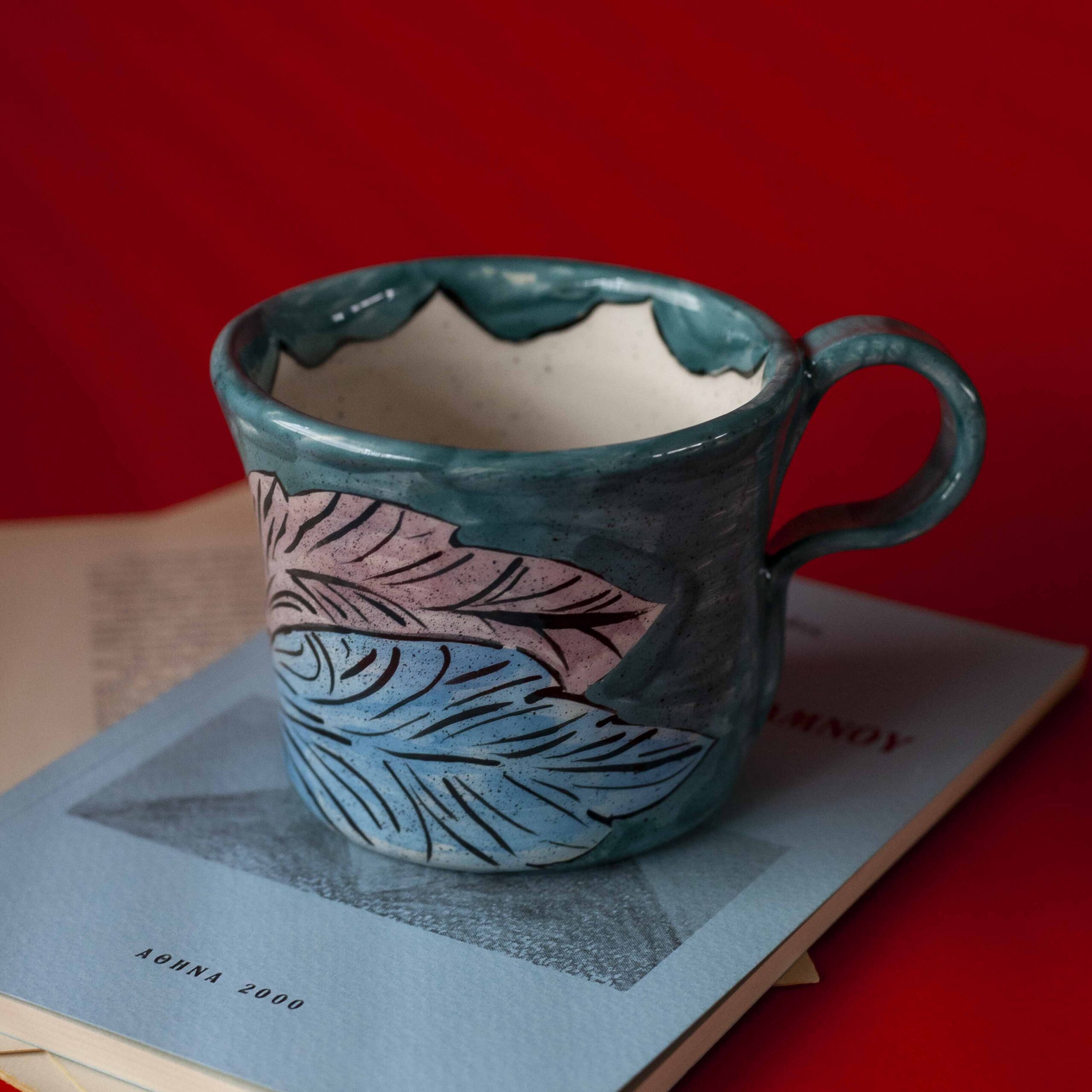 Χειροποίητη κεραμική κούπα διακοσμημένη με ζωγραφιστές μαργαρίτες και πολύχρωμα λουλούδια, όλα με γλυκά προσωπάκια και εκφραστικά μάτια. Πλασμένη και ζωγραφισμένη στο χέρι, κάθε κούπα είναι ένα μοναδικό έργο τέχνης που συνδυάζει τη φρεσκάδα της φύσης με μια παιχνιδιάρικη, ονειρική αισθητική. Ιδανική για όσους αγαπούν τα λουλούδια και τη χειροποίητη δημιουργία. Handmade ceramic mug decorated with painted daisies and colorful flowers, each featuring cute little faces with expressive eyes. Hand-shaped and hand-painted, every mug is a one-of-a-kind piece of art that blends the freshness of nature with a playful, dreamy aesthetic. Perfect for flower lovers and fans of handmade craftsmanship.