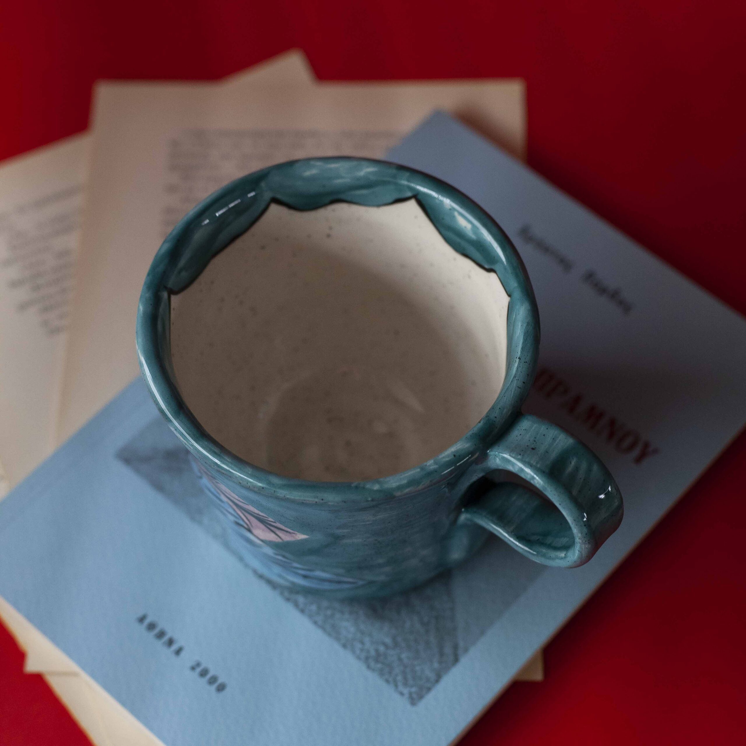 Χειροποίητη κεραμική κούπα διακοσμημένη με ζωγραφιστές μαργαρίτες και πολύχρωμα λουλούδια, όλα με γλυκά προσωπάκια και εκφραστικά μάτια. Πλασμένη και ζωγραφισμένη στο χέρι, κάθε κούπα είναι ένα μοναδικό έργο τέχνης που συνδυάζει τη φρεσκάδα της φύσης με μια παιχνιδιάρικη, ονειρική αισθητική. Ιδανική για όσους αγαπούν τα λουλούδια και τη χειροποίητη δημιουργία. Handmade ceramic mug decorated with painted daisies and colorful flowers, each featuring cute little faces with expressive eyes. Hand-shaped and hand-painted, every mug is a one-of-a-kind piece of art that blends the freshness of nature with a playful, dreamy aesthetic. Perfect for flower lovers and fans of handmade craftsmanship.