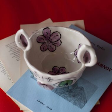 Χειροποίητα κεραμικά τασάκια και κούπες με σχέδια γατών, κάθε μία με ξεχωριστή έκφραση και χαρακτήρα. Πλασμένες και ζωγραφισμένες στο χέρι με ζωηρά χρώματα και καλλιτεχνικές λεπτομέρειες, ιδανικές για τους λάτρεις των γατών και της χειροποίητης τέχνης. Handmade ceramic cat-themed ashtrays and mugs, each featuring unique cat expressions and artistic charm. Hand-shaped and hand-painted with lively colors and creative details — perfect for cat lovers and fans of handmade artistry.