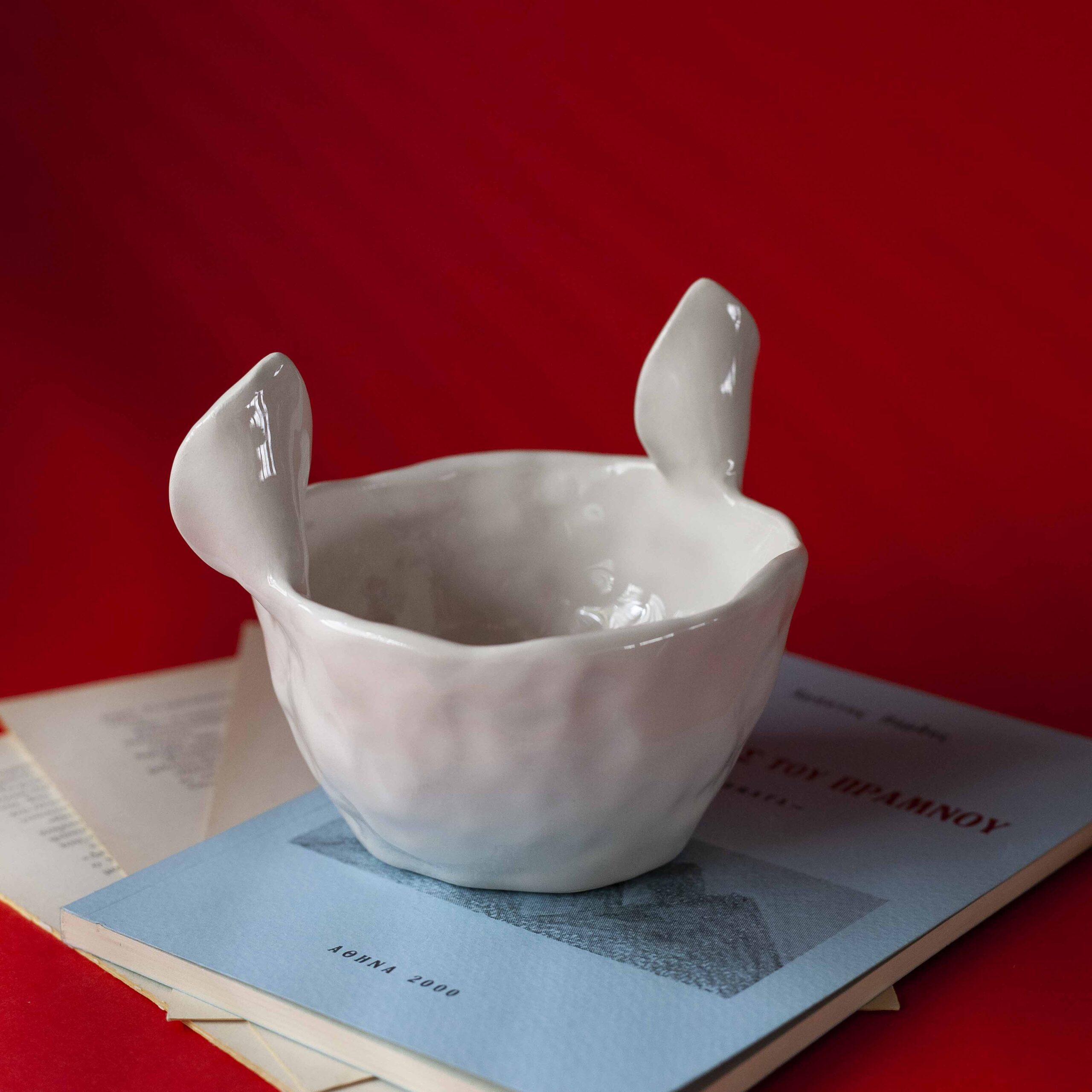 Χειροποίητα κεραμικά τασάκια και κούπες με σχέδια γατών, κάθε μία με ξεχωριστή έκφραση και χαρακτήρα. Πλασμένες και ζωγραφισμένες στο χέρι με ζωηρά χρώματα και καλλιτεχνικές λεπτομέρειες, ιδανικές για τους λάτρεις των γατών και της χειροποίητης τέχνης. Handmade ceramic cat-themed ashtrays and mugs, each featuring unique cat expressions and artistic charm. Hand-shaped and hand-painted with lively colors and creative details — perfect for cat lovers and fans of handmade artistry.