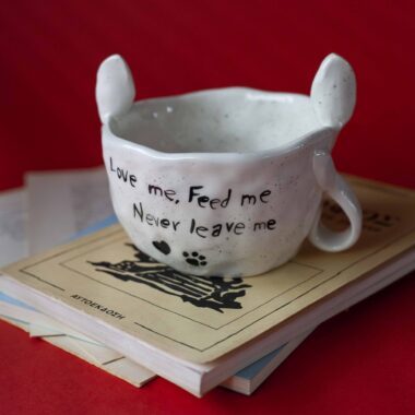 Χειροποίητα κεραμικά τασάκια και κούπες με σχέδια γατών, κάθε μία με ξεχωριστή έκφραση και χαρακτήρα. Πλασμένες και ζωγραφισμένες στο χέρι με ζωηρά χρώματα και καλλιτεχνικές λεπτομέρειες, ιδανικές για τους λάτρεις των γατών και της χειροποίητης τέχνης. Handmade ceramic cat-themed ashtrays and mugs, each featuring unique cat expressions and artistic charm. Hand-shaped and hand-painted with lively colors and creative details — perfect for cat lovers and fans of handmade artistry.