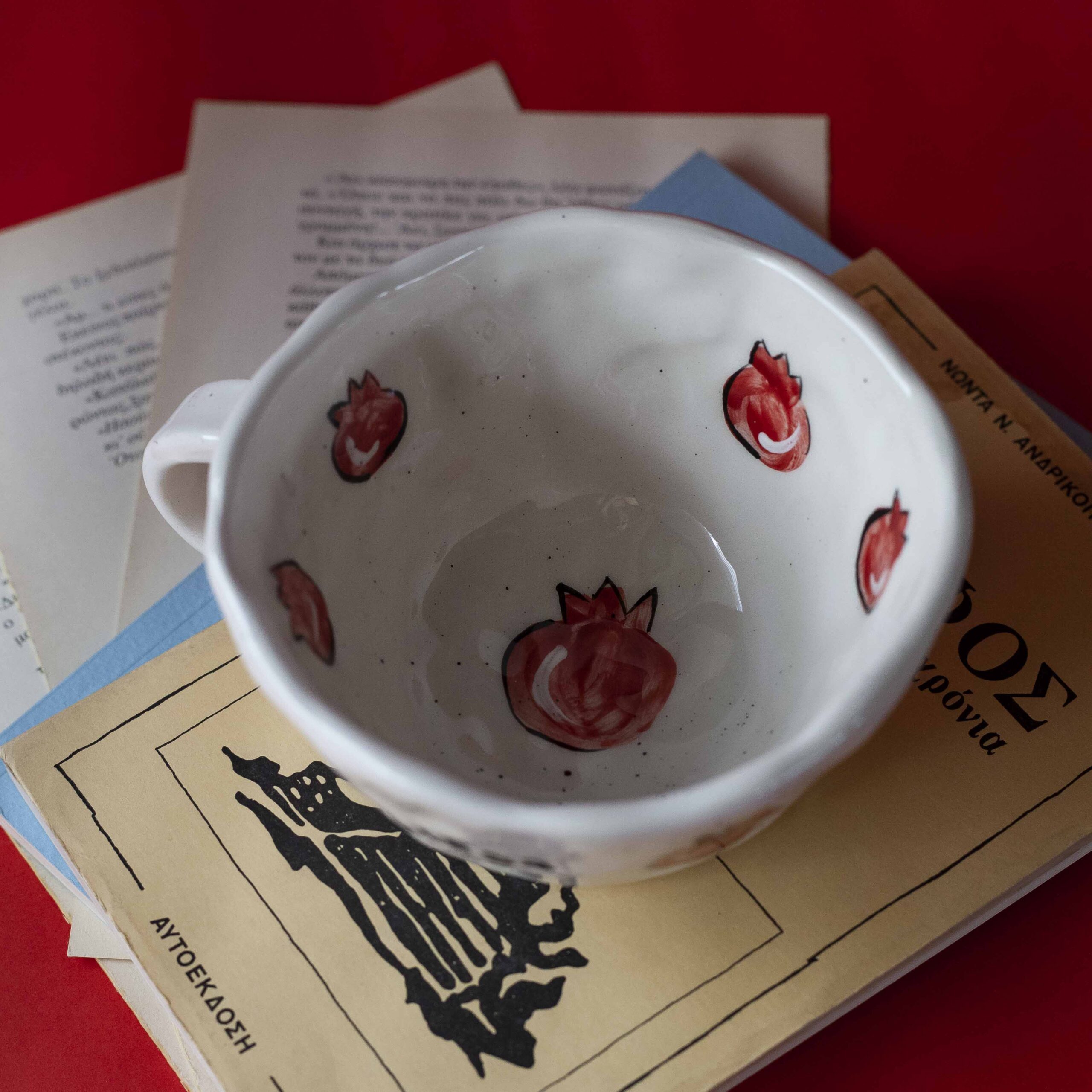 Χειροποίητη κεραμική κούπα με iconic φράσεις και funky σχέδια, γεμάτη χρώμα και προσωπικότητα. Κάθε κούπα είναι πλασμένη και ζωγραφισμένη στο χέρι, συνδυάζοντας χιούμορ, θετική ενέργεια και καλλιτεχνικό ύφος. Μοναδικά μοτίβα, έντονες αποχρώσεις και ιδιαίτερη αισθητική που κάνουν κάθε κομμάτι να ξεχωρίζει — ιδανική για όσους θέλουν η πρωινή τους ρουτίνα να έχει στυλ και χαρακτήρα. Handmade ceramic mug featuring iconic quotes and funky, colorful designs full of personality. Each mug is hand-shaped and hand-painted, blending humor, positive vibes, and artistic style. Unique patterns, bold colors, and creative details make every piece stand out — perfect for anyone who wants their coffee ritual to be as expressive and stylish as they are.