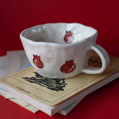 Χειροποίητη κεραμική κούπα με iconic φράσεις και funky σχέδια, γεμάτη χρώμα και προσωπικότητα. Κάθε κούπα είναι πλασμένη και ζωγραφισμένη στο χέρι, συνδυάζοντας χιούμορ, θετική ενέργεια και καλλιτεχνικό ύφος. Μοναδικά μοτίβα, έντονες αποχρώσεις και ιδιαίτερη αισθητική που κάνουν κάθε κομμάτι να ξεχωρίζει — ιδανική για όσους θέλουν η πρωινή τους ρουτίνα να έχει στυλ και χαρακτήρα. Handmade ceramic mug featuring iconic quotes and funky, colorful designs full of personality. Each mug is hand-shaped and hand-painted, blending humor, positive vibes, and artistic style. Unique patterns, bold colors, and creative details make every piece stand out — perfect for anyone who wants their coffee ritual to be as expressive and stylish as they are.