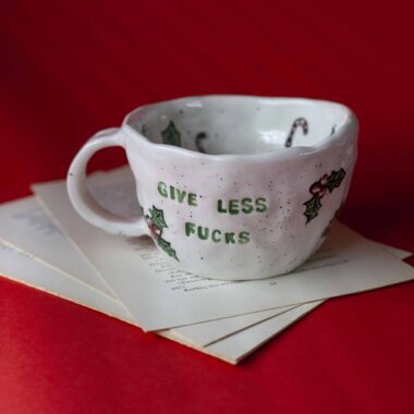 Χειροποίητη κεραμική κούπα με iconic φράσεις και funky σχέδια, γεμάτη χρώμα και προσωπικότητα. Κάθε κούπα είναι πλασμένη και ζωγραφισμένη στο χέρι, συνδυάζοντας χιούμορ, θετική ενέργεια και καλλιτεχνικό ύφος. Μοναδικά μοτίβα, έντονες αποχρώσεις και ιδιαίτερη αισθητική που κάνουν κάθε κομμάτι να ξεχωρίζει — ιδανική για όσους θέλουν η πρωινή τους ρουτίνα να έχει στυλ και χαρακτήρα. Handmade ceramic mug featuring iconic quotes and funky, colorful designs full of personality. Each mug is hand-shaped and hand-painted, blending humor, positive vibes, and artistic style. Unique patterns, bold colors, and creative details make every piece stand out — perfect for anyone who wants their coffee ritual to be as expressive and stylish as they are.