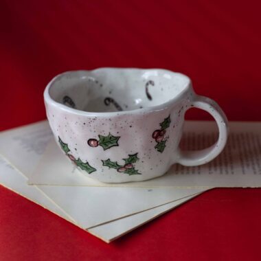 Χειροποίητη κεραμική κούπα με iconic φράσεις και funky σχέδια, γεμάτη χρώμα και προσωπικότητα. Κάθε κούπα είναι πλασμένη και ζωγραφισμένη στο χέρι, συνδυάζοντας χιούμορ, θετική ενέργεια και καλλιτεχνικό ύφος. Μοναδικά μοτίβα, έντονες αποχρώσεις και ιδιαίτερη αισθητική που κάνουν κάθε κομμάτι να ξεχωρίζει — ιδανική για όσους θέλουν η πρωινή τους ρουτίνα να έχει στυλ και χαρακτήρα. Handmade ceramic mug featuring iconic quotes and funky, colorful designs full of personality. Each mug is hand-shaped and hand-painted, blending humor, positive vibes, and artistic style. Unique patterns, bold colors, and creative details make every piece stand out — perfect for anyone who wants their coffee ritual to be as expressive and stylish as they are.