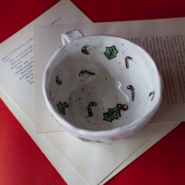 Χειροποίητη κεραμική κούπα με iconic φράσεις και funky σχέδια, γεμάτη χρώμα και προσωπικότητα. Κάθε κούπα είναι πλασμένη και ζωγραφισμένη στο χέρι, συνδυάζοντας χιούμορ, θετική ενέργεια και καλλιτεχνικό ύφος. Μοναδικά μοτίβα, έντονες αποχρώσεις και ιδιαίτερη αισθητική που κάνουν κάθε κομμάτι να ξεχωρίζει — ιδανική για όσους θέλουν η πρωινή τους ρουτίνα να έχει στυλ και χαρακτήρα. Handmade ceramic mug featuring iconic quotes and funky, colorful designs full of personality. Each mug is hand-shaped and hand-painted, blending humor, positive vibes, and artistic style. Unique patterns, bold colors, and creative details make every piece stand out — perfect for anyone who wants their coffee ritual to be as expressive and stylish as they are.