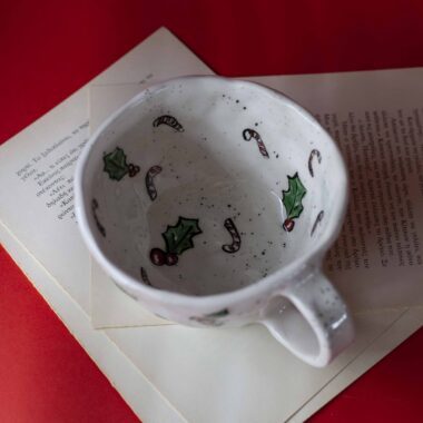 Χειροποίητη κεραμική κούπα με iconic φράσεις και funky σχέδια, γεμάτη χρώμα και προσωπικότητα. Κάθε κούπα είναι πλασμένη και ζωγραφισμένη στο χέρι, συνδυάζοντας χιούμορ, θετική ενέργεια και καλλιτεχνικό ύφος. Μοναδικά μοτίβα, έντονες αποχρώσεις και ιδιαίτερη αισθητική που κάνουν κάθε κομμάτι να ξεχωρίζει — ιδανική για όσους θέλουν η πρωινή τους ρουτίνα να έχει στυλ και χαρακτήρα. Handmade ceramic mug featuring iconic quotes and funky, colorful designs full of personality. Each mug is hand-shaped and hand-painted, blending humor, positive vibes, and artistic style. Unique patterns, bold colors, and creative details make every piece stand out — perfect for anyone who wants their coffee ritual to be as expressive and stylish as they are.