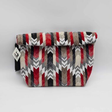 Χειροποίητη τσάντα με περίτεχνα μοτίβα, καλλιτεχνικά prints και προσεγμένες ραφές. Κάθε σχέδιο είναι μοναδικό, με ιδιαίτερα σχήματα και υφές που αναδεικνύουν τη δημιουργικότητα και τη λεπτομέρεια της χειροποίητης τέχνης. Μια ξεχωριστή επιλογή για όσους αγαπούν τα statement αξεσουάρ και το αυθεντικό design. Handmade bag featuring intricate patterns, artistic prints, and carefully crafted stitching. Each design is unique, with distinctive shapes and textures that highlight creativity and artisanal detail. A standout accessory for those who appreciate authentic, statement-making style.