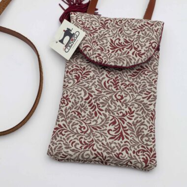 Χειροποίητη τσάντα με περίτεχνα μοτίβα, καλλιτεχνικά prints και προσεγμένες ραφές. Κάθε σχέδιο είναι μοναδικό, με ιδιαίτερα σχήματα και υφές που αναδεικνύουν τη δημιουργικότητα και τη λεπτομέρεια της χειροποίητης τέχνης. Μια ξεχωριστή επιλογή για όσους αγαπούν τα statement αξεσουάρ και το αυθεντικό design. Handmade bag featuring intricate patterns, artistic prints, and carefully crafted stitching. Each design is unique, with distinctive shapes and textures that highlight creativity and artisanal detail. A standout accessory for those who appreciate authentic, statement-making style.