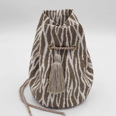 Χειροποίητη τσάντα με περίτεχνα μοτίβα, καλλιτεχνικά prints και προσεγμένες ραφές. Κάθε σχέδιο είναι μοναδικό, με ιδιαίτερα σχήματα και υφές που αναδεικνύουν τη δημιουργικότητα και τη λεπτομέρεια της χειροποίητης τέχνης. Μια ξεχωριστή επιλογή για όσους αγαπούν τα statement αξεσουάρ και το αυθεντικό design. Handmade bag featuring intricate patterns, artistic prints, and carefully crafted stitching. Each design is unique, with distinctive shapes and textures that highlight creativity and artisanal detail. A standout accessory for those who appreciate authentic, statement-making style.