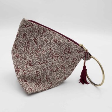 Χειροποίητη τσάντα με περίτεχνα μοτίβα, καλλιτεχνικά prints και προσεγμένες ραφές. Κάθε σχέδιο είναι μοναδικό, με ιδιαίτερα σχήματα και υφές που αναδεικνύουν τη δημιουργικότητα και τη λεπτομέρεια της χειροποίητης τέχνης. Μια ξεχωριστή επιλογή για όσους αγαπούν τα statement αξεσουάρ και το αυθεντικό design. Handmade bag featuring intricate patterns, artistic prints, and carefully crafted stitching. Each design is unique, with distinctive shapes and textures that highlight creativity and artisanal detail. A standout accessory for those who appreciate authentic, statement-making style.