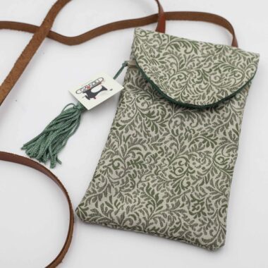 Χειροποίητη τσάντα με περίτεχνα μοτίβα, καλλιτεχνικά prints και προσεγμένες ραφές. Κάθε σχέδιο είναι μοναδικό, με ιδιαίτερα σχήματα και υφές που αναδεικνύουν τη δημιουργικότητα και τη λεπτομέρεια της χειροποίητης τέχνης. Μια ξεχωριστή επιλογή για όσους αγαπούν τα statement αξεσουάρ και το αυθεντικό design. Handmade bag featuring intricate patterns, artistic prints, and carefully crafted stitching. Each design is unique, with distinctive shapes and textures that highlight creativity and artisanal detail. A standout accessory for those who appreciate authentic, statement-making style.