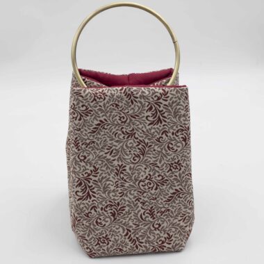 Χειροποίητη τσάντα με περίτεχνα μοτίβα, καλλιτεχνικά prints και προσεγμένες ραφές. Κάθε σχέδιο είναι μοναδικό, με ιδιαίτερα σχήματα και υφές που αναδεικνύουν τη δημιουργικότητα και τη λεπτομέρεια της χειροποίητης τέχνης. Μια ξεχωριστή επιλογή για όσους αγαπούν τα statement αξεσουάρ και το αυθεντικό design. Handmade bag featuring intricate patterns, artistic prints, and carefully crafted stitching. Each design is unique, with distinctive shapes and textures that highlight creativity and artisanal detail. A standout accessory for those who appreciate authentic, statement-making style.