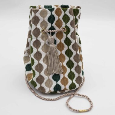 Χειροποίητη τσάντα με περίτεχνα μοτίβα, καλλιτεχνικά prints και προσεγμένες ραφές. Κάθε σχέδιο είναι μοναδικό, με ιδιαίτερα σχήματα και υφές που αναδεικνύουν τη δημιουργικότητα και τη λεπτομέρεια της χειροποίητης τέχνης. Μια ξεχωριστή επιλογή για όσους αγαπούν τα statement αξεσουάρ και το αυθεντικό design. Handmade bag featuring intricate patterns, artistic prints, and carefully crafted stitching. Each design is unique, with distinctive shapes and textures that highlight creativity and artisanal detail. A standout accessory for those who appreciate authentic, statement-making style.