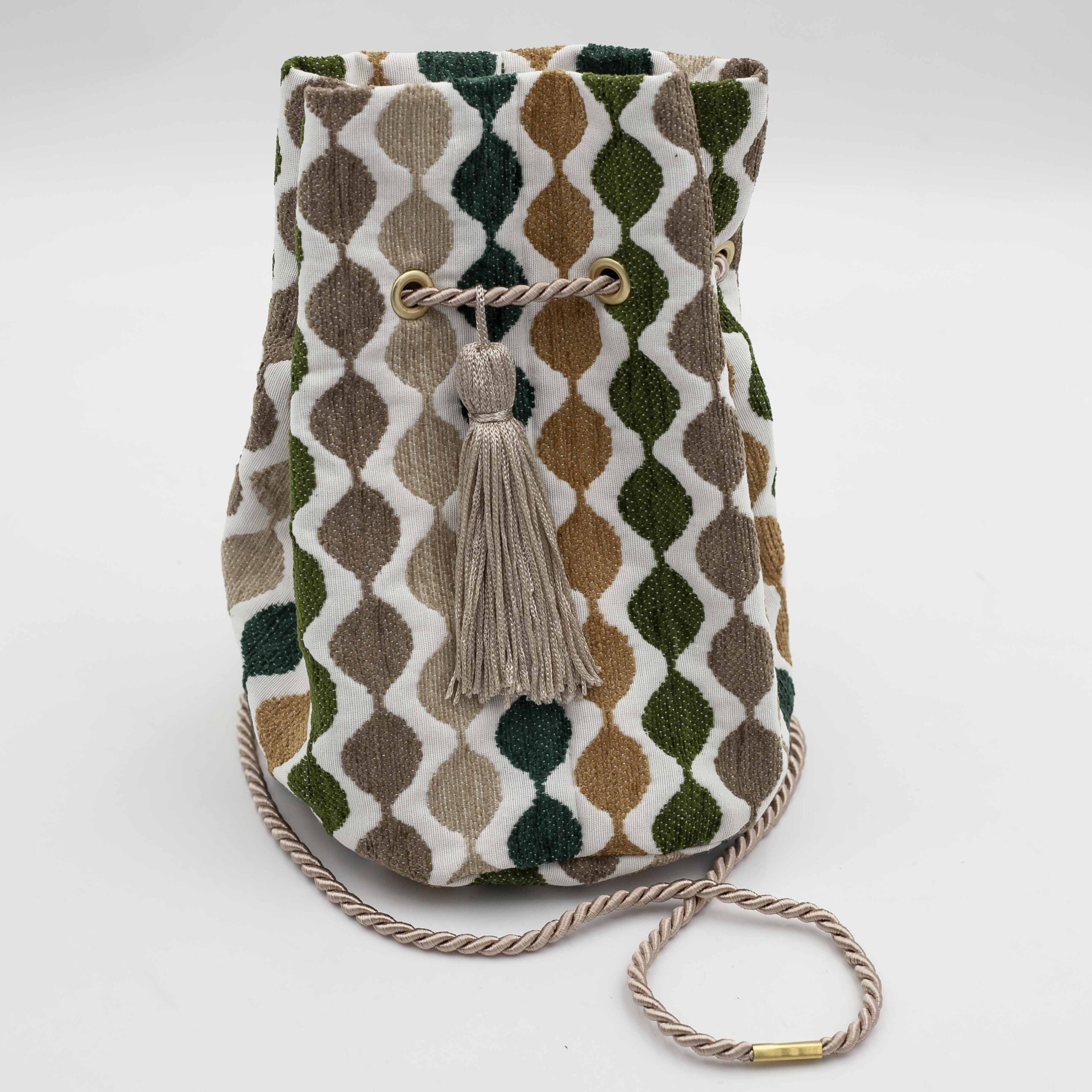 Χειροποίητη τσάντα με περίτεχνα μοτίβα, καλλιτεχνικά prints και προσεγμένες ραφές. Κάθε σχέδιο είναι μοναδικό, με ιδιαίτερα σχήματα και υφές που αναδεικνύουν τη δημιουργικότητα και τη λεπτομέρεια της χειροποίητης τέχνης. Μια ξεχωριστή επιλογή για όσους αγαπούν τα statement αξεσουάρ και το αυθεντικό design. Handmade bag featuring intricate patterns, artistic prints, and carefully crafted stitching. Each design is unique, with distinctive shapes and textures that highlight creativity and artisanal detail. A standout accessory for those who appreciate authentic, statement-making style.