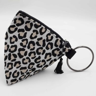 Χειροποίητη τσάντα με περίτεχνα μοτίβα, καλλιτεχνικά prints και προσεγμένες ραφές. Κάθε σχέδιο είναι μοναδικό, με ιδιαίτερα σχήματα και υφές που αναδεικνύουν τη δημιουργικότητα και τη λεπτομέρεια της χειροποίητης τέχνης. Μια ξεχωριστή επιλογή για όσους αγαπούν τα statement αξεσουάρ και το αυθεντικό design. Handmade bag featuring intricate patterns, artistic prints, and carefully crafted stitching. Each design is unique, with distinctive shapes and textures that highlight creativity and artisanal detail. A standout accessory for those who appreciate authentic, statement-making style.