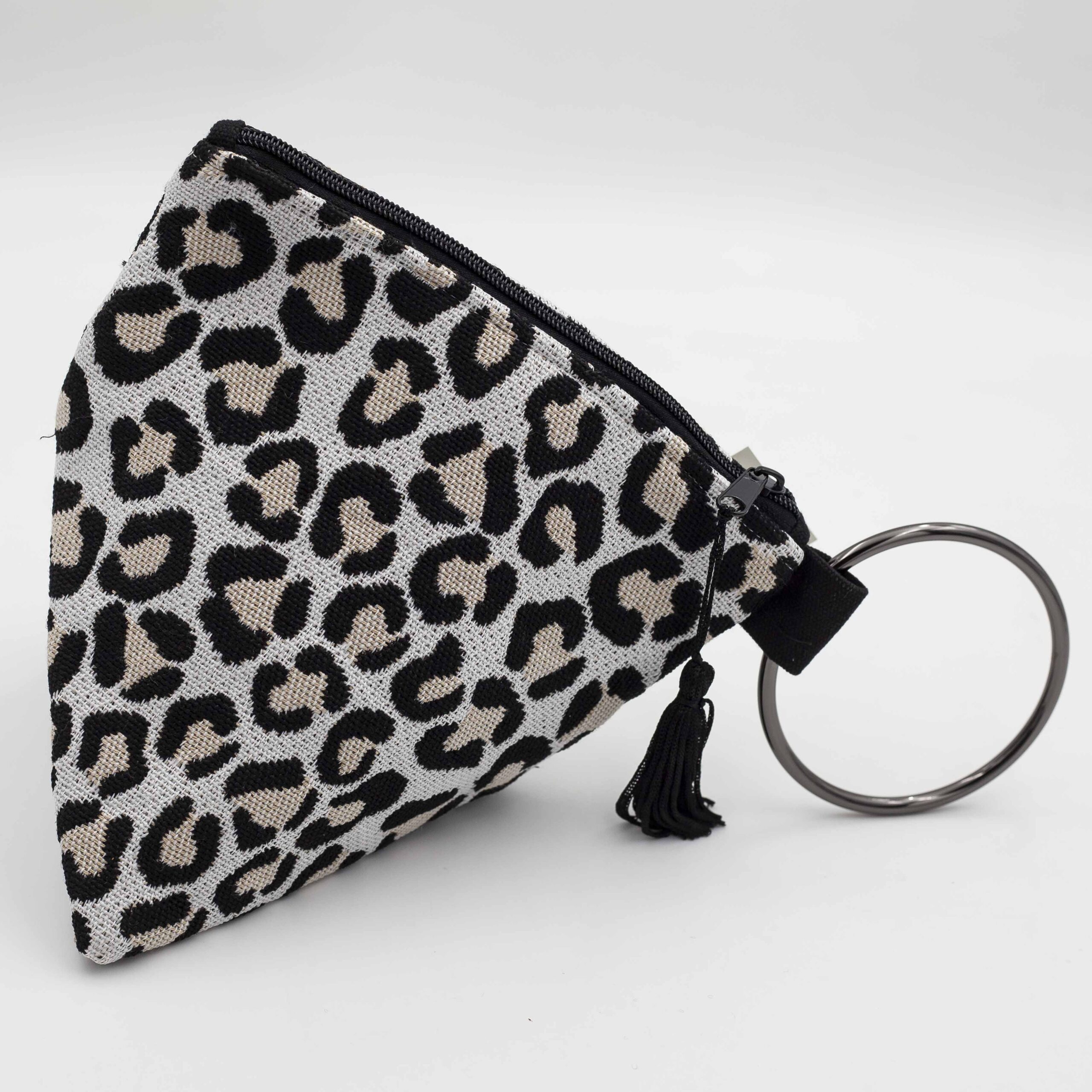 Χειροποίητη τσάντα με περίτεχνα μοτίβα, καλλιτεχνικά prints και προσεγμένες ραφές. Κάθε σχέδιο είναι μοναδικό, με ιδιαίτερα σχήματα και υφές που αναδεικνύουν τη δημιουργικότητα και τη λεπτομέρεια της χειροποίητης τέχνης. Μια ξεχωριστή επιλογή για όσους αγαπούν τα statement αξεσουάρ και το αυθεντικό design. Handmade bag featuring intricate patterns, artistic prints, and carefully crafted stitching. Each design is unique, with distinctive shapes and textures that highlight creativity and artisanal detail. A standout accessory for those who appreciate authentic, statement-making style.