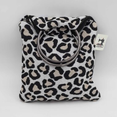 Χειροποίητη τσάντα με περίτεχνα μοτίβα, καλλιτεχνικά prints και προσεγμένες ραφές. Κάθε σχέδιο είναι μοναδικό, με ιδιαίτερα σχήματα και υφές που αναδεικνύουν τη δημιουργικότητα και τη λεπτομέρεια της χειροποίητης τέχνης. Μια ξεχωριστή επιλογή για όσους αγαπούν τα statement αξεσουάρ και το αυθεντικό design. Handmade bag featuring intricate patterns, artistic prints, and carefully crafted stitching. Each design is unique, with distinctive shapes and textures that highlight creativity and artisanal detail. A standout accessory for those who appreciate authentic, statement-making style.