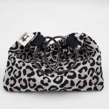 Χειροποίητη τσάντα με περίτεχνα μοτίβα, καλλιτεχνικά prints και προσεγμένες ραφές. Κάθε σχέδιο είναι μοναδικό, με ιδιαίτερα σχήματα και υφές που αναδεικνύουν τη δημιουργικότητα και τη λεπτομέρεια της χειροποίητης τέχνης. Μια ξεχωριστή επιλογή για όσους αγαπούν τα statement αξεσουάρ και το αυθεντικό design. Handmade bag featuring intricate patterns, artistic prints, and carefully crafted stitching. Each design is unique, with distinctive shapes and textures that highlight creativity and artisanal detail. A standout accessory for those who appreciate authentic, statement-making style.