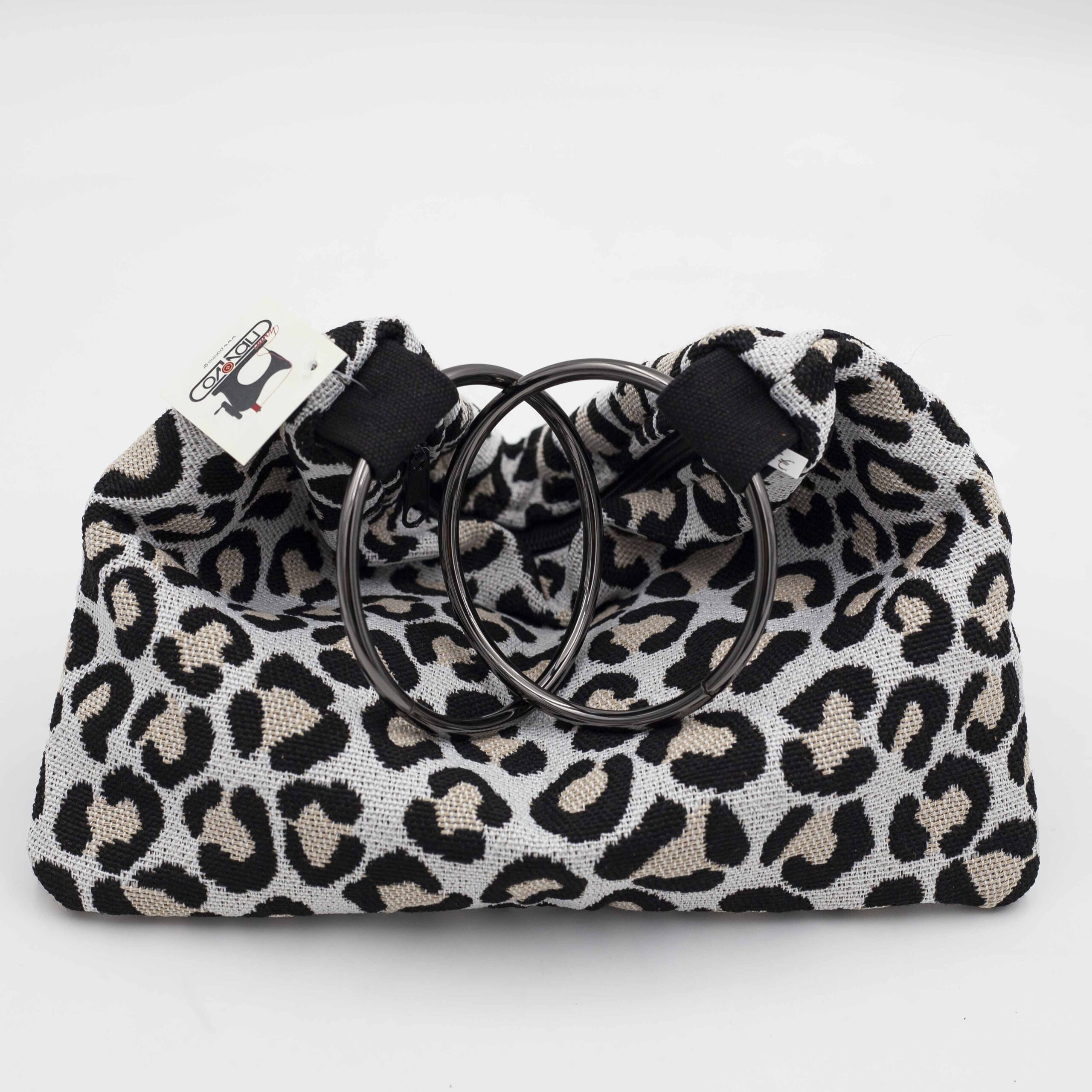 Χειροποίητη τσάντα με περίτεχνα μοτίβα, καλλιτεχνικά prints και προσεγμένες ραφές. Κάθε σχέδιο είναι μοναδικό, με ιδιαίτερα σχήματα και υφές που αναδεικνύουν τη δημιουργικότητα και τη λεπτομέρεια της χειροποίητης τέχνης. Μια ξεχωριστή επιλογή για όσους αγαπούν τα statement αξεσουάρ και το αυθεντικό design. Handmade bag featuring intricate patterns, artistic prints, and carefully crafted stitching. Each design is unique, with distinctive shapes and textures that highlight creativity and artisanal detail. A standout accessory for those who appreciate authentic, statement-making style.