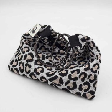 Χειροποίητη τσάντα με περίτεχνα μοτίβα, καλλιτεχνικά prints και προσεγμένες ραφές. Κάθε σχέδιο είναι μοναδικό, με ιδιαίτερα σχήματα και υφές που αναδεικνύουν τη δημιουργικότητα και τη λεπτομέρεια της χειροποίητης τέχνης. Μια ξεχωριστή επιλογή για όσους αγαπούν τα statement αξεσουάρ και το αυθεντικό design. Handmade bag featuring intricate patterns, artistic prints, and carefully crafted stitching. Each design is unique, with distinctive shapes and textures that highlight creativity and artisanal detail. A standout accessory for those who appreciate authentic, statement-making style.