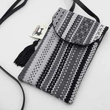 Χειροποίητη τσάντα με περίτεχνα μοτίβα, καλλιτεχνικά prints και προσεγμένες ραφές. Κάθε σχέδιο είναι μοναδικό, με ιδιαίτερα σχήματα και υφές που αναδεικνύουν τη δημιουργικότητα και τη λεπτομέρεια της χειροποίητης τέχνης. Μια ξεχωριστή επιλογή για όσους αγαπούν τα statement αξεσουάρ και το αυθεντικό design. Handmade bag featuring intricate patterns, artistic prints, and carefully crafted stitching. Each design is unique, with distinctive shapes and textures that highlight creativity and artisanal detail. A standout accessory for those who appreciate authentic, statement-making style.