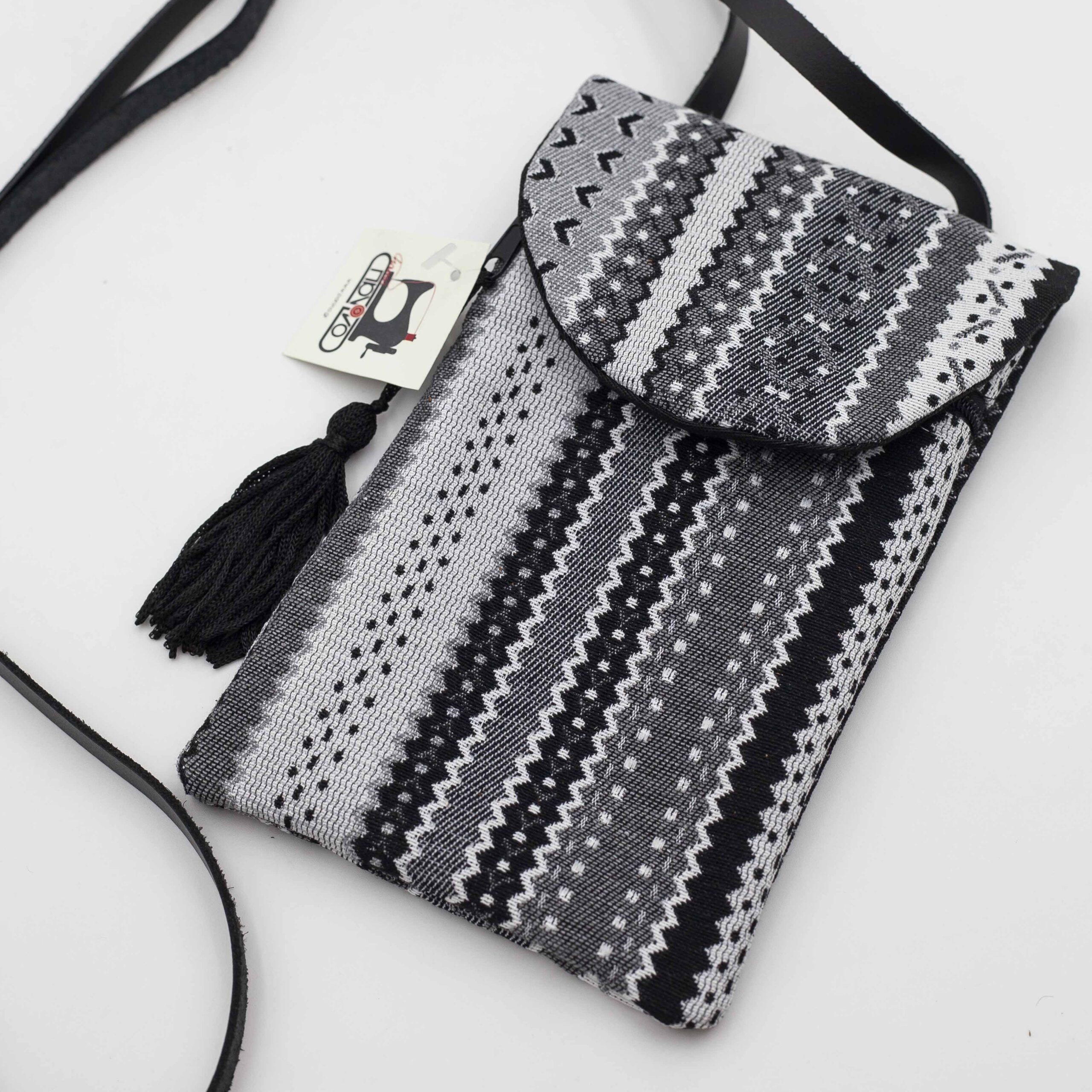 Χειροποίητη τσάντα με περίτεχνα μοτίβα, καλλιτεχνικά prints και προσεγμένες ραφές. Κάθε σχέδιο είναι μοναδικό, με ιδιαίτερα σχήματα και υφές που αναδεικνύουν τη δημιουργικότητα και τη λεπτομέρεια της χειροποίητης τέχνης. Μια ξεχωριστή επιλογή για όσους αγαπούν τα statement αξεσουάρ και το αυθεντικό design. Handmade bag featuring intricate patterns, artistic prints, and carefully crafted stitching. Each design is unique, with distinctive shapes and textures that highlight creativity and artisanal detail. A standout accessory for those who appreciate authentic, statement-making style.