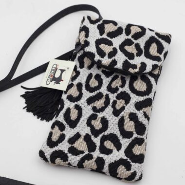 Χειροποίητη τσάντα με περίτεχνα μοτίβα, καλλιτεχνικά prints και προσεγμένες ραφές. Κάθε σχέδιο είναι μοναδικό, με ιδιαίτερα σχήματα και υφές που αναδεικνύουν τη δημιουργικότητα και τη λεπτομέρεια της χειροποίητης τέχνης. Μια ξεχωριστή επιλογή για όσους αγαπούν τα statement αξεσουάρ και το αυθεντικό design. Handmade bag featuring intricate patterns, artistic prints, and carefully crafted stitching. Each design is unique, with distinctive shapes and textures that highlight creativity and artisanal detail. A standout accessory for those who appreciate authentic, statement-making style.