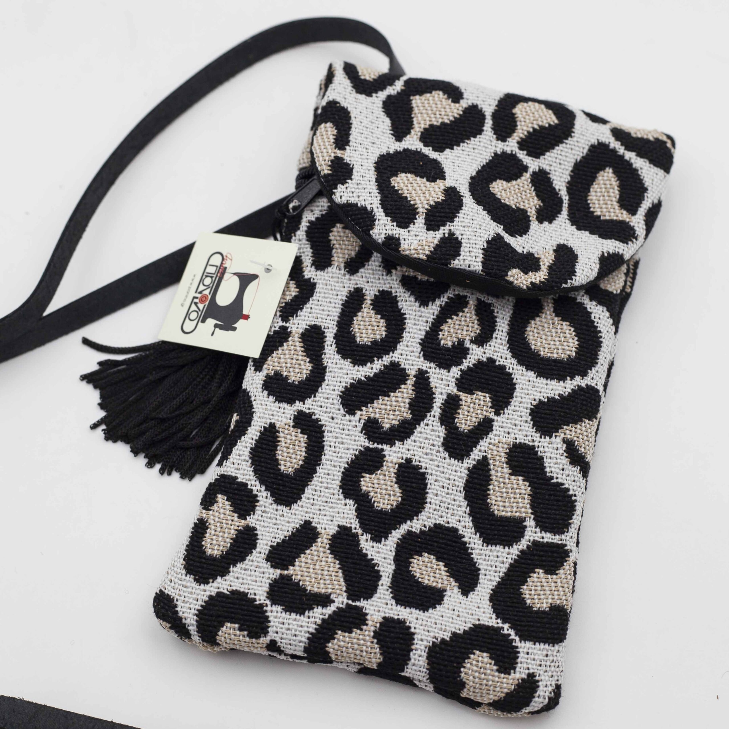 Χειροποίητη τσάντα με περίτεχνα μοτίβα, καλλιτεχνικά prints και προσεγμένες ραφές. Κάθε σχέδιο είναι μοναδικό, με ιδιαίτερα σχήματα και υφές που αναδεικνύουν τη δημιουργικότητα και τη λεπτομέρεια της χειροποίητης τέχνης. Μια ξεχωριστή επιλογή για όσους αγαπούν τα statement αξεσουάρ και το αυθεντικό design. Handmade bag featuring intricate patterns, artistic prints, and carefully crafted stitching. Each design is unique, with distinctive shapes and textures that highlight creativity and artisanal detail. A standout accessory for those who appreciate authentic, statement-making style.