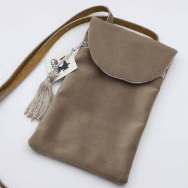 Χειροποίητη τσάντα με περίτεχνα μοτίβα, καλλιτεχνικά prints και προσεγμένες ραφές. Κάθε σχέδιο είναι μοναδικό, με ιδιαίτερα σχήματα και υφές που αναδεικνύουν τη δημιουργικότητα και τη λεπτομέρεια της χειροποίητης τέχνης. Μια ξεχωριστή επιλογή για όσους αγαπούν τα statement αξεσουάρ και το αυθεντικό design. Handmade bag featuring intricate patterns, artistic prints, and carefully crafted stitching. Each design is unique, with distinctive shapes and textures that highlight creativity and artisanal detail. A standout accessory for those who appreciate authentic, statement-making style.