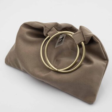 Χειροποίητη τσάντα με περίτεχνα μοτίβα, καλλιτεχνικά prints και προσεγμένες ραφές. Κάθε σχέδιο είναι μοναδικό, με ιδιαίτερα σχήματα και υφές που αναδεικνύουν τη δημιουργικότητα και τη λεπτομέρεια της χειροποίητης τέχνης. Μια ξεχωριστή επιλογή για όσους αγαπούν τα statement αξεσουάρ και το αυθεντικό design. Handmade bag featuring intricate patterns, artistic prints, and carefully crafted stitching. Each design is unique, with distinctive shapes and textures that highlight creativity and artisanal detail. A standout accessory for those who appreciate authentic, statement-making style.