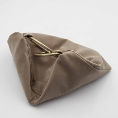 Χειροποίητη τσάντα με περίτεχνα μοτίβα, καλλιτεχνικά prints και προσεγμένες ραφές. Κάθε σχέδιο είναι μοναδικό, με ιδιαίτερα σχήματα και υφές που αναδεικνύουν τη δημιουργικότητα και τη λεπτομέρεια της χειροποίητης τέχνης. Μια ξεχωριστή επιλογή για όσους αγαπούν τα statement αξεσουάρ και το αυθεντικό design. Handmade bag featuring intricate patterns, artistic prints, and carefully crafted stitching. Each design is unique, with distinctive shapes and textures that highlight creativity and artisanal detail. A standout accessory for those who appreciate authentic, statement-making style.