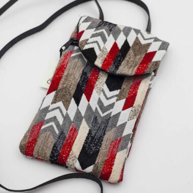 Χειροποίητη τσάντα με περίτεχνα μοτίβα, καλλιτεχνικά prints και προσεγμένες ραφές. Κάθε σχέδιο είναι μοναδικό, με ιδιαίτερα σχήματα και υφές που αναδεικνύουν τη δημιουργικότητα και τη λεπτομέρεια της χειροποίητης τέχνης. Μια ξεχωριστή επιλογή για όσους αγαπούν τα statement αξεσουάρ και το αυθεντικό design. Handmade bag featuring intricate patterns, artistic prints, and carefully crafted stitching. Each design is unique, with distinctive shapes and textures that highlight creativity and artisanal detail. A standout accessory for those who appreciate authentic, statement-making style.