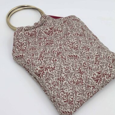 Χειροποίητη τσάντα με περίτεχνα μοτίβα, καλλιτεχνικά prints και προσεγμένες ραφές. Κάθε σχέδιο είναι μοναδικό, με ιδιαίτερα σχήματα και υφές που αναδεικνύουν τη δημιουργικότητα και τη λεπτομέρεια της χειροποίητης τέχνης. Μια ξεχωριστή επιλογή για όσους αγαπούν τα statement αξεσουάρ και το αυθεντικό design. Handmade bag featuring intricate patterns, artistic prints, and carefully crafted stitching. Each design is unique, with distinctive shapes and textures that highlight creativity and artisanal detail. A standout accessory for those who appreciate authentic, statement-making style.