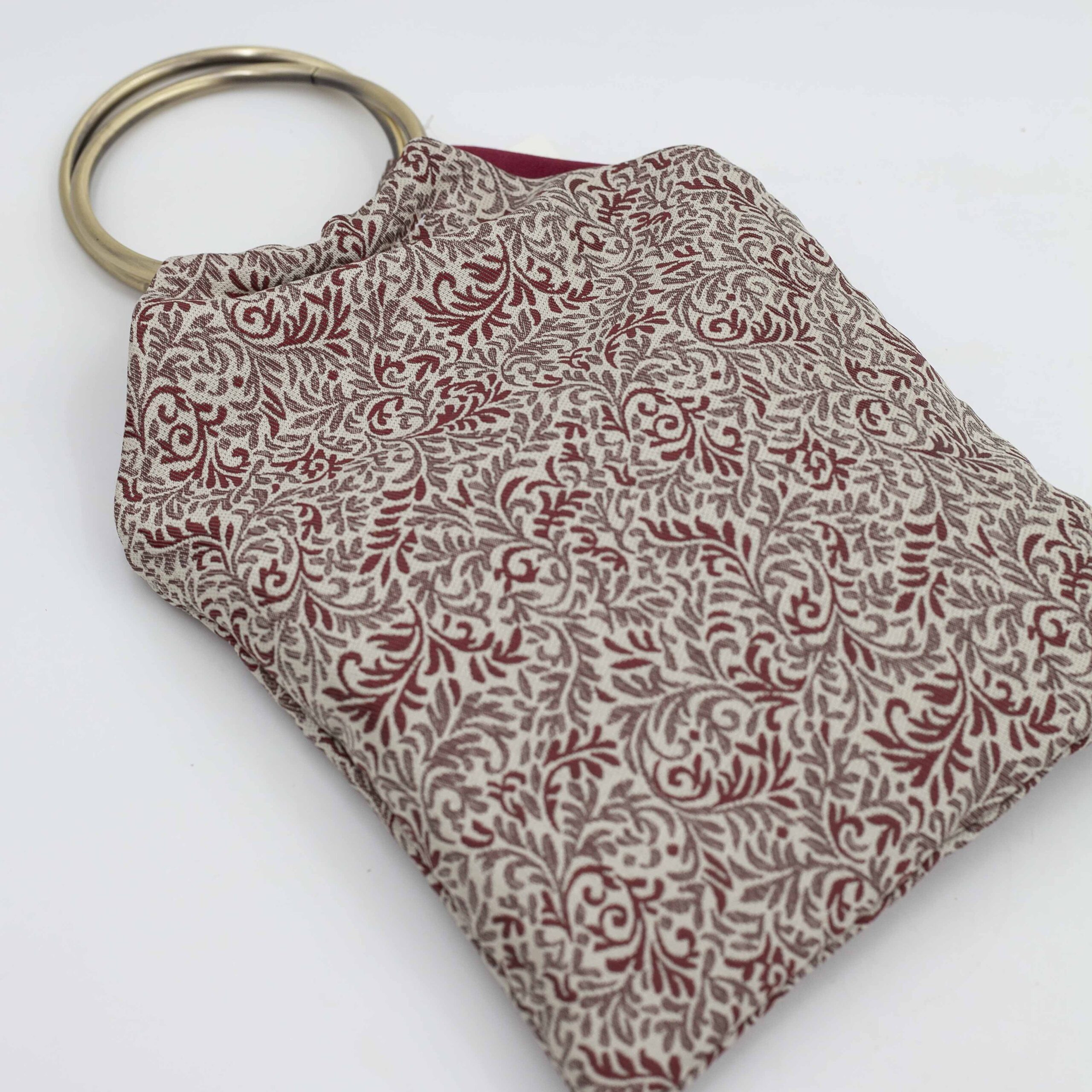 Χειροποίητη τσάντα με περίτεχνα μοτίβα, καλλιτεχνικά prints και προσεγμένες ραφές. Κάθε σχέδιο είναι μοναδικό, με ιδιαίτερα σχήματα και υφές που αναδεικνύουν τη δημιουργικότητα και τη λεπτομέρεια της χειροποίητης τέχνης. Μια ξεχωριστή επιλογή για όσους αγαπούν τα statement αξεσουάρ και το αυθεντικό design. Handmade bag featuring intricate patterns, artistic prints, and carefully crafted stitching. Each design is unique, with distinctive shapes and textures that highlight creativity and artisanal detail. A standout accessory for those who appreciate authentic, statement-making style.