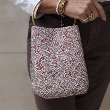 Χειροποίητη τσάντα με περίτεχνα μοτίβα, καλλιτεχνικά prints και προσεγμένες ραφές. Κάθε σχέδιο είναι μοναδικό, με ιδιαίτερα σχήματα και υφές που αναδεικνύουν τη δημιουργικότητα και τη λεπτομέρεια της χειροποίητης τέχνης. Μια ξεχωριστή επιλογή για όσους αγαπούν τα statement αξεσουάρ και το αυθεντικό design. Handmade bag featuring intricate patterns, artistic prints, and carefully crafted stitching. Each design is unique, with distinctive shapes and textures that highlight creativity and artisanal detail. A standout accessory for those who appreciate authentic, statement-making style.