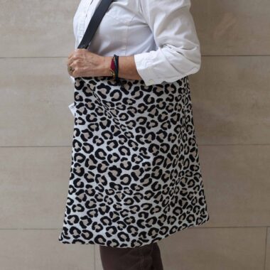 Χειροποίητη τσάντα με περίτεχνα μοτίβα, καλλιτεχνικά prints και προσεγμένες ραφές. Κάθε σχέδιο είναι μοναδικό, με ιδιαίτερα σχήματα και υφές που αναδεικνύουν τη δημιουργικότητα και τη λεπτομέρεια της χειροποίητης τέχνης. Μια ξεχωριστή επιλογή για όσους αγαπούν τα statement αξεσουάρ και το αυθεντικό design. Handmade bag featuring intricate patterns, artistic prints, and carefully crafted stitching. Each design is unique, with distinctive shapes and textures that highlight creativity and artisanal detail. A standout accessory for those who appreciate authentic, statement-making style.