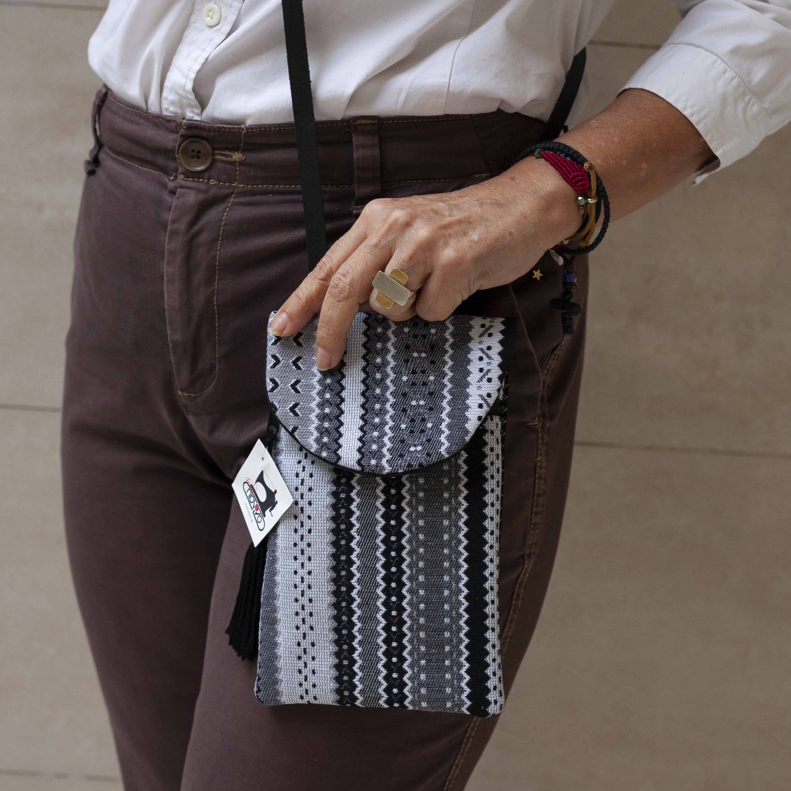 Χειροποίητη τσάντα με περίτεχνα μοτίβα, καλλιτεχνικά prints και προσεγμένες ραφές. Κάθε σχέδιο είναι μοναδικό, με ιδιαίτερα σχήματα και υφές που αναδεικνύουν τη δημιουργικότητα και τη λεπτομέρεια της χειροποίητης τέχνης. Μια ξεχωριστή επιλογή για όσους αγαπούν τα statement αξεσουάρ και το αυθεντικό design. Handmade bag featuring intricate patterns, artistic prints, and carefully crafted stitching. Each design is unique, with distinctive shapes and textures that highlight creativity and artisanal detail. A standout accessory for those who appreciate authentic, statement-making style.