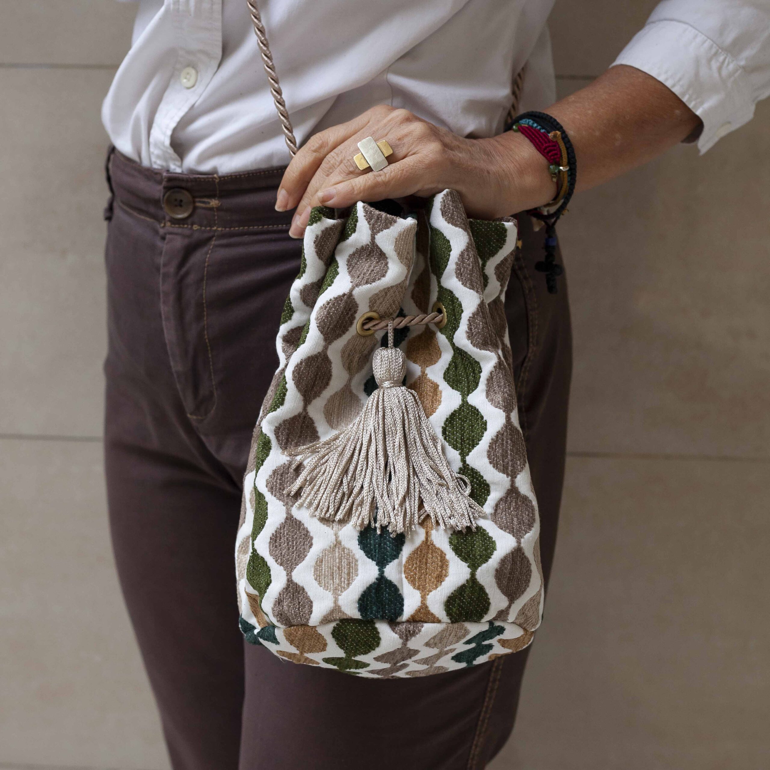 Χειροποίητη τσάντα με περίτεχνα μοτίβα, καλλιτεχνικά prints και προσεγμένες ραφές. Κάθε σχέδιο είναι μοναδικό, με ιδιαίτερα σχήματα και υφές που αναδεικνύουν τη δημιουργικότητα και τη λεπτομέρεια της χειροποίητης τέχνης. Μια ξεχωριστή επιλογή για όσους αγαπούν τα statement αξεσουάρ και το αυθεντικό design. Handmade bag featuring intricate patterns, artistic prints, and carefully crafted stitching. Each design is unique, with distinctive shapes and textures that highlight creativity and artisanal detail. A standout accessory for those who appreciate authentic, statement-making style.